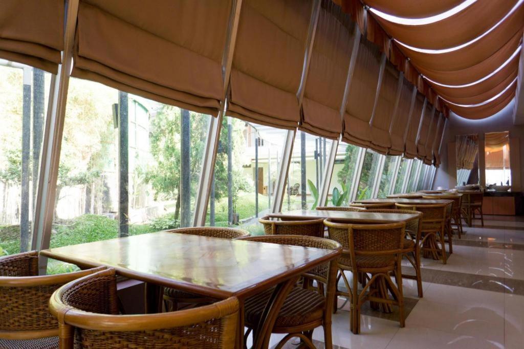 Hotel Asri Plaza Asia Тасикмалая Екстериор снимка