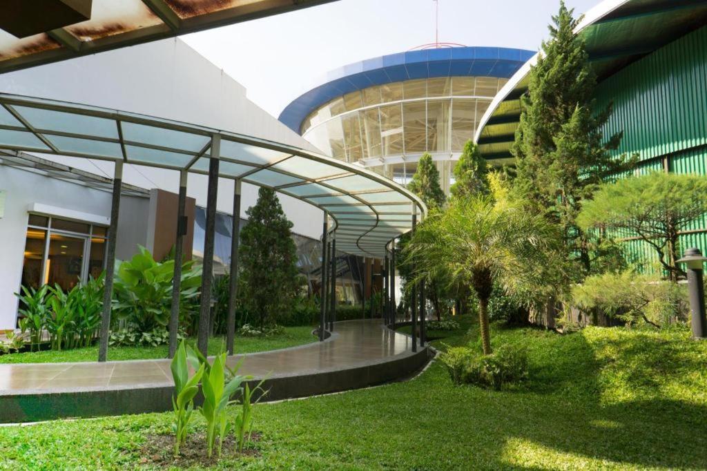 Hotel Asri Plaza Asia Тасикмалая Екстериор снимка