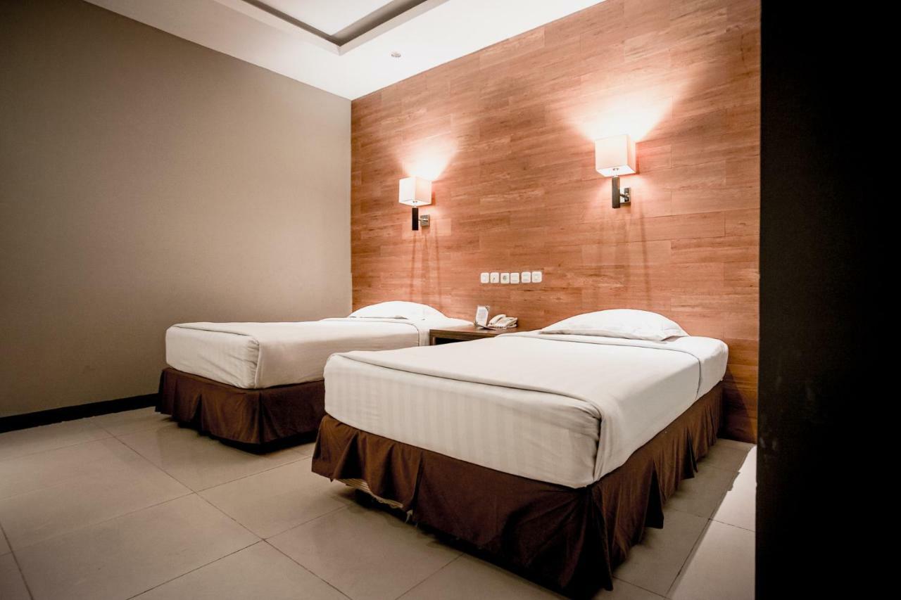 Hotel Asri Plaza Asia Тасикмалая Екстериор снимка